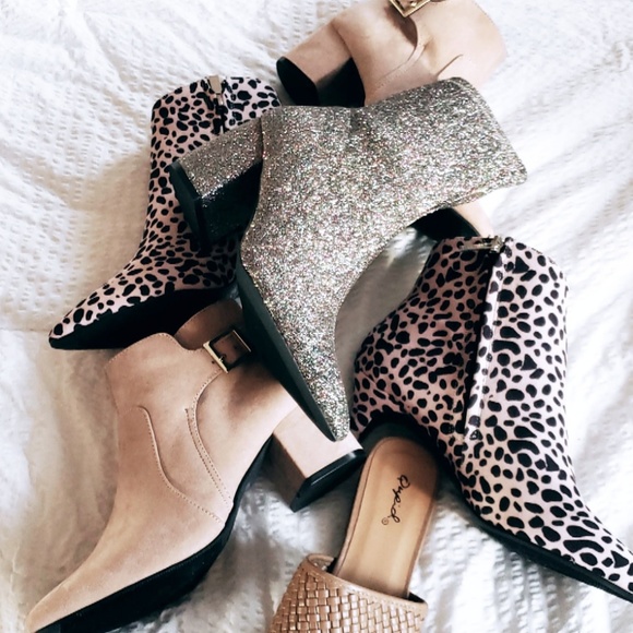 LAST PAIR//Holiday Collection//Glitter sock Bootie - Picture 2 of 3